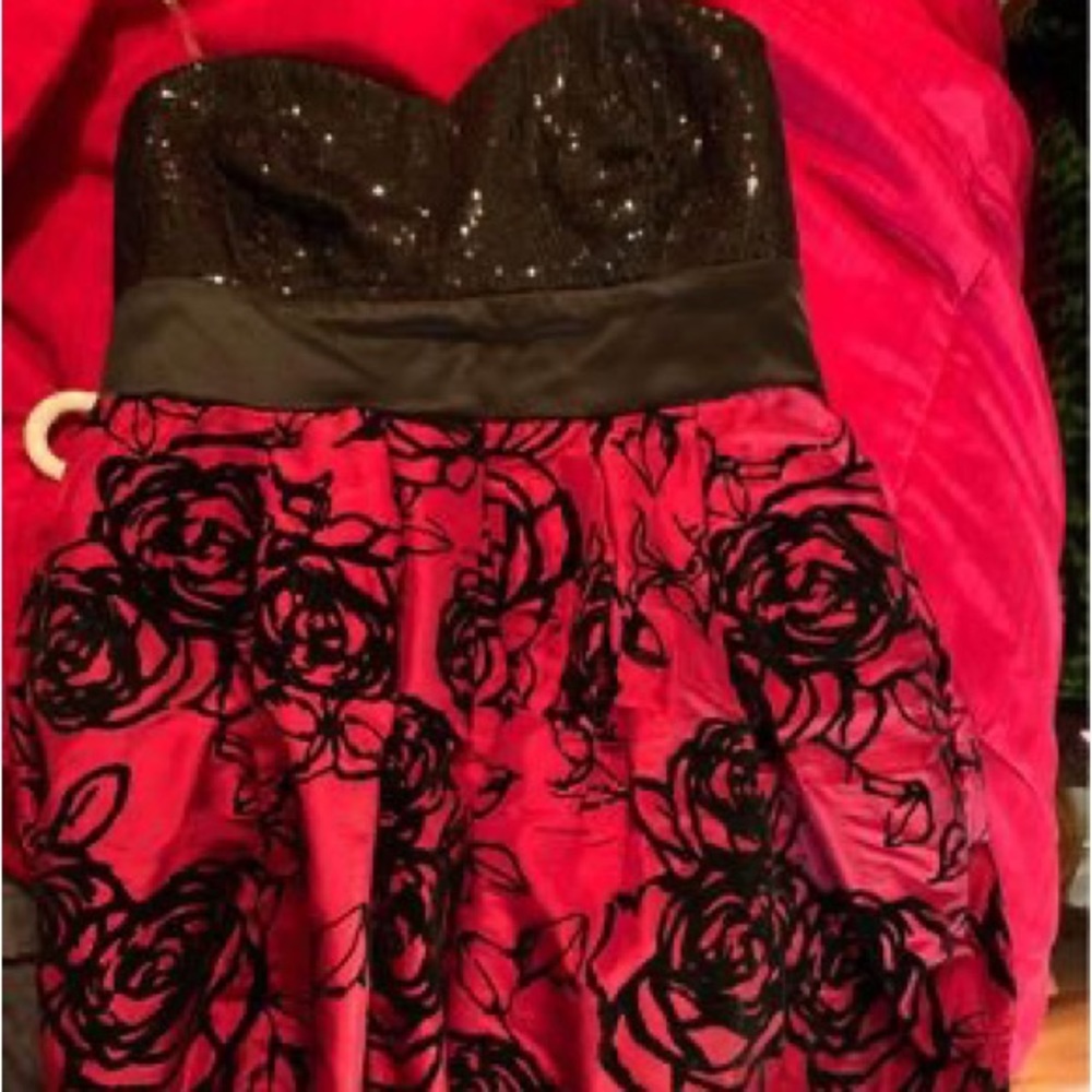 Formal dress size 11 women’s red/black flowers black strapless top